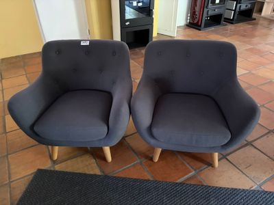 deux chaises assises l'une à côté de l'autre sur un sol carrelé