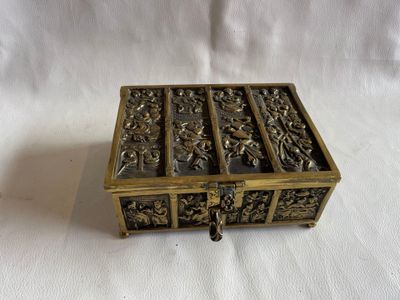 boîte à bijoux en laiton plaqué, avec quatre compartiments et une poignée