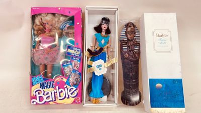 une poupée Barbie et une brosse à cheveux dans une boîte