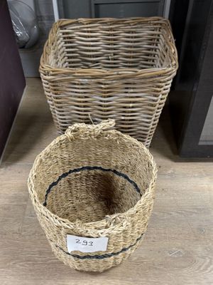 deux paniers en osier, sur lesquels est accrochée une étiquette de prix, posés sur une table