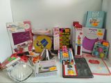 beaucoup de jouets et de livres pour enfants sur une étagère