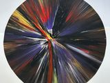 peinture représentant un objet circulaire multicolore sur une surface blanche, avec un fond blanc