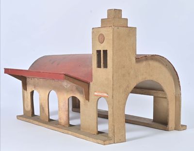 une petite maquette d'église au toit rouge