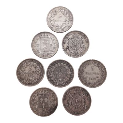 gros plan d'un paquet de pièces de monnaie sur une surface blanche