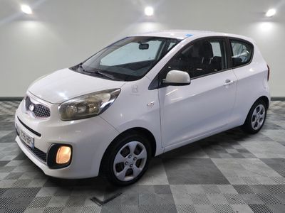 la photo d'une voiture blanche garée dans un garage