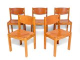 quatre chaises en bois et une table sur fond blanc