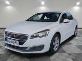 la voiture blanche est garée sur un sol en damier dans le garage