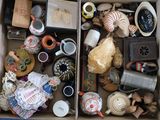 une boîte remplie d'objets assortis qui s'y trouvent