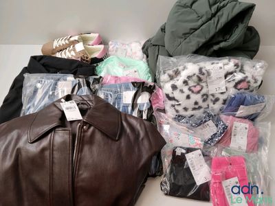 un tas de vêtements et un sac posés sur une table