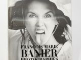 une photo en noir et blanc d'une femme qui tire la langue