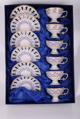 une image représentant un service à thé composé de tasses et de soucoupes, rangé dans une boîte bleue