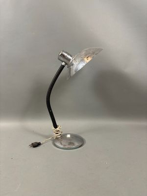 une photo d'une lampe de bureau posée sur une table