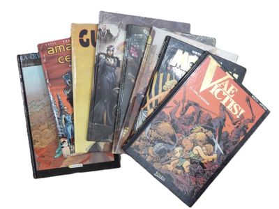 un grand nombre de livres posés sur une table