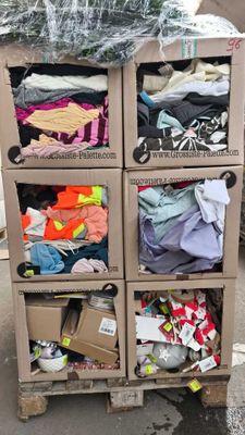 un chariot sur lequel sont empilées de nombreuses boîtes de vêtements
