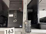 une photo d'un ordinateur posé sur une étagère dans un magasin