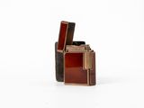 un briquet marron et noir posé sur une surface blanche