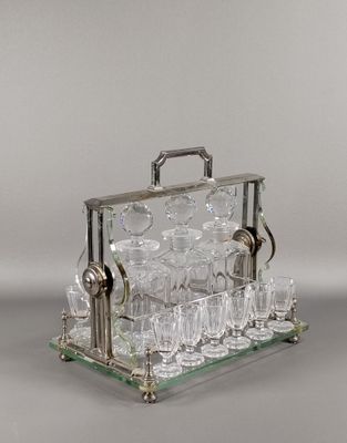 une vitrine contenant tout un tas de verres