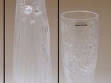 un vase et un verre posés sur une table