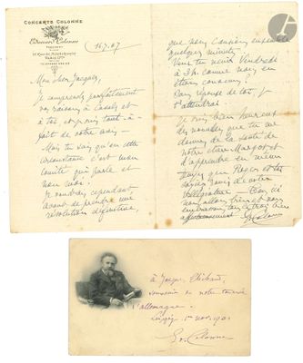 une vieille photo d'un homme assis sur une feuille de papier
