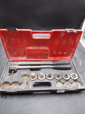 un jeu d'outils dans un coffret rouge posé sur une table
