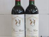 deux bouteilles de vin posées l'une à côté de l'autre sur un comptoir