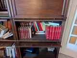 une étagère contenant beaucoup de livres