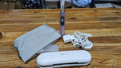 une table en bois sur laquelle se trouvent un clavier, une souris et d'autres objets
