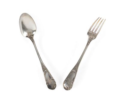 une paire de cuillères et une fourchette plaquées argent posées sur un fond blanc
