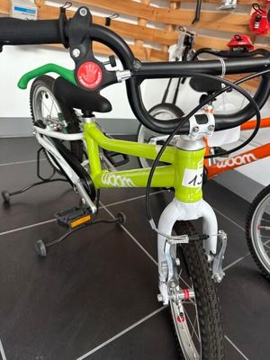 un vélo posé par terre dans la pièce