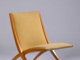 une image représentant une chaise avec une structure en bois et une assise rembourrée de couleur beige clair