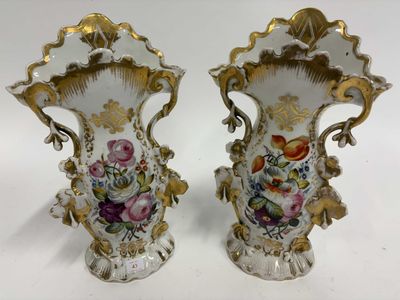 paire de vases anciens en porcelaine, décorés de fleurs et de feuilles