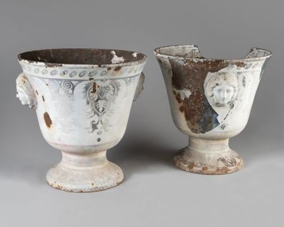 deux vases blancs posés l'un à côté de l'autre sur une surface grise