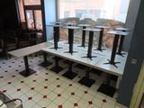 une salle avec beaucoup de tables et de chaises