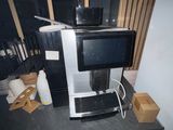 une machine à café posée sur le plan de travail de la cuisine