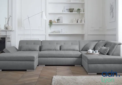 un canapé modulable gris dans un salon avec une cheminée