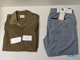 deux chemises et pantalons pour homme exposés sur une table