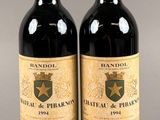 deux bouteilles de vin rouge posées l'une à côté de l'autre sur une table