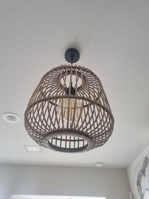 une lampe suspendue au plafond de la pièce