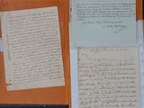 une feuille de papier posée sur un classeur