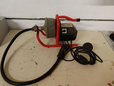 une photo d'une escarpin rouge et noir posé sur un comptoir