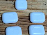 quatre capsules de comprimés blanches posées sur une table en bois