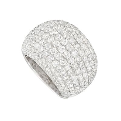 gros plan d'une bague en diamant sur fond blanc