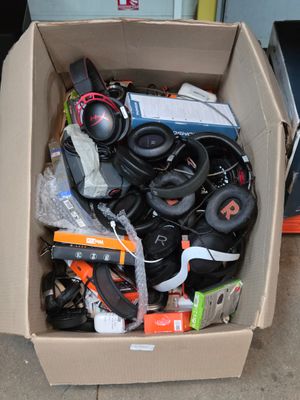 une boîte en carton remplie d'écouteurs et d'autres objets