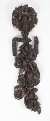 une vieille sculpture en bois représentant une femme avec des fleurs sur la tête