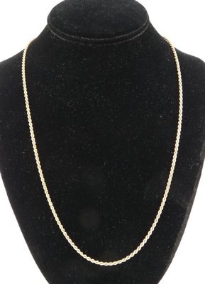 un collier à chaîne en or sur le cou d'un mannequin