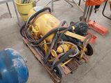 une borne d'incendie jaune posée sur une palette