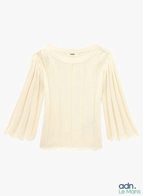 le haut d'une chemise blanche à manches longues et à plis