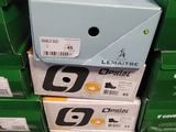 des boîtes empilées les unes sur les autres sur une étagère dans un magasin