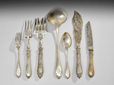 beaucoup de cuillères et de fourchettes en argent sur la table