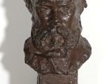 une image représentant le buste d'un homme barbu